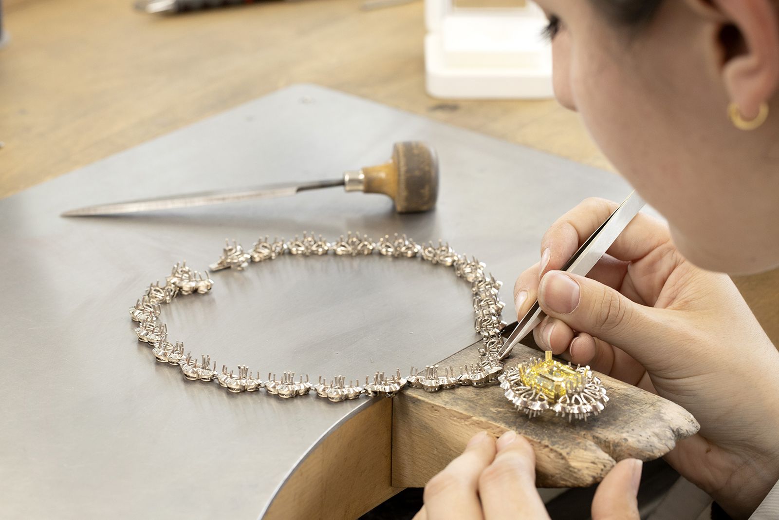 Precious Lace high jewellery necklace in the making