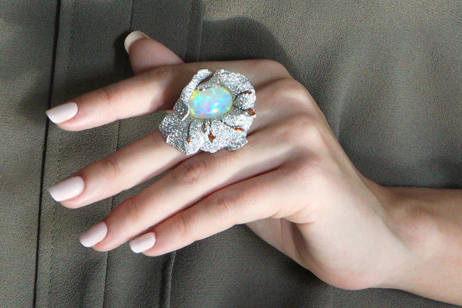  Palmiero Embracing Flower ring with an opal cabochon 