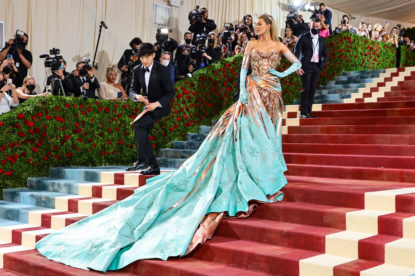  Blake Lively's dress transformed from orange to blue on the Met Gala 2022 red carpet
