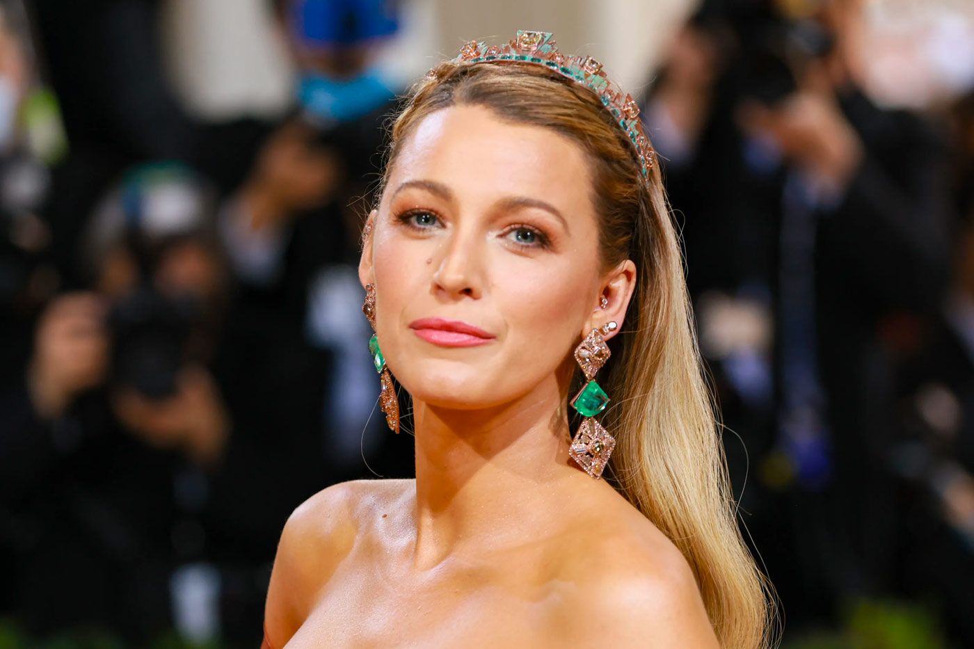  Blake Lively at the Met Gala 2022 wearing emerald and diamond earrings by Lorraine Schwartz