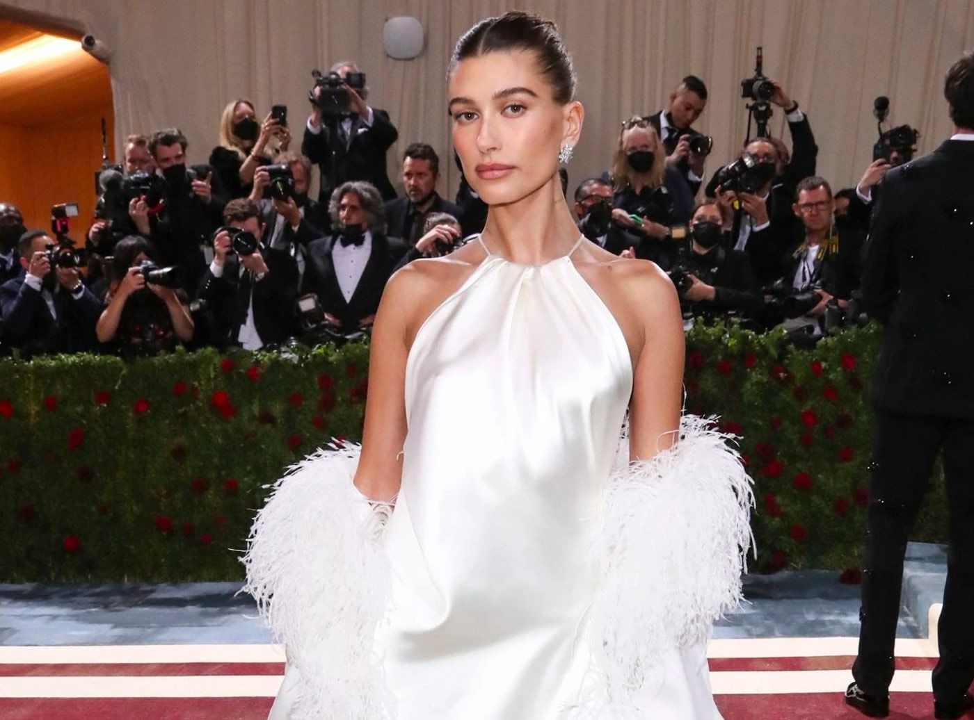  Hailey Bieber at the Met Gala 2022 wearing white diamond jewellery by Tiffany & Co.