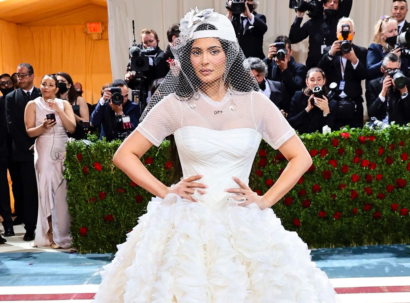  Kylie Jenner in a white dress and diamond jewels at the Met Gala 2022
