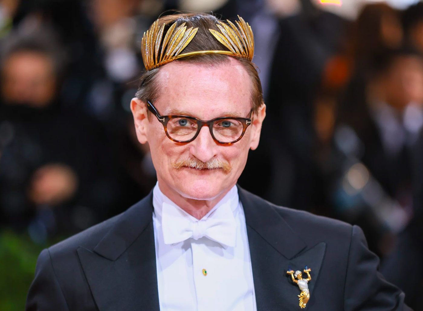 Hamish Bowles wearing a Verdura tiara and brooch at the Met Gala 2022