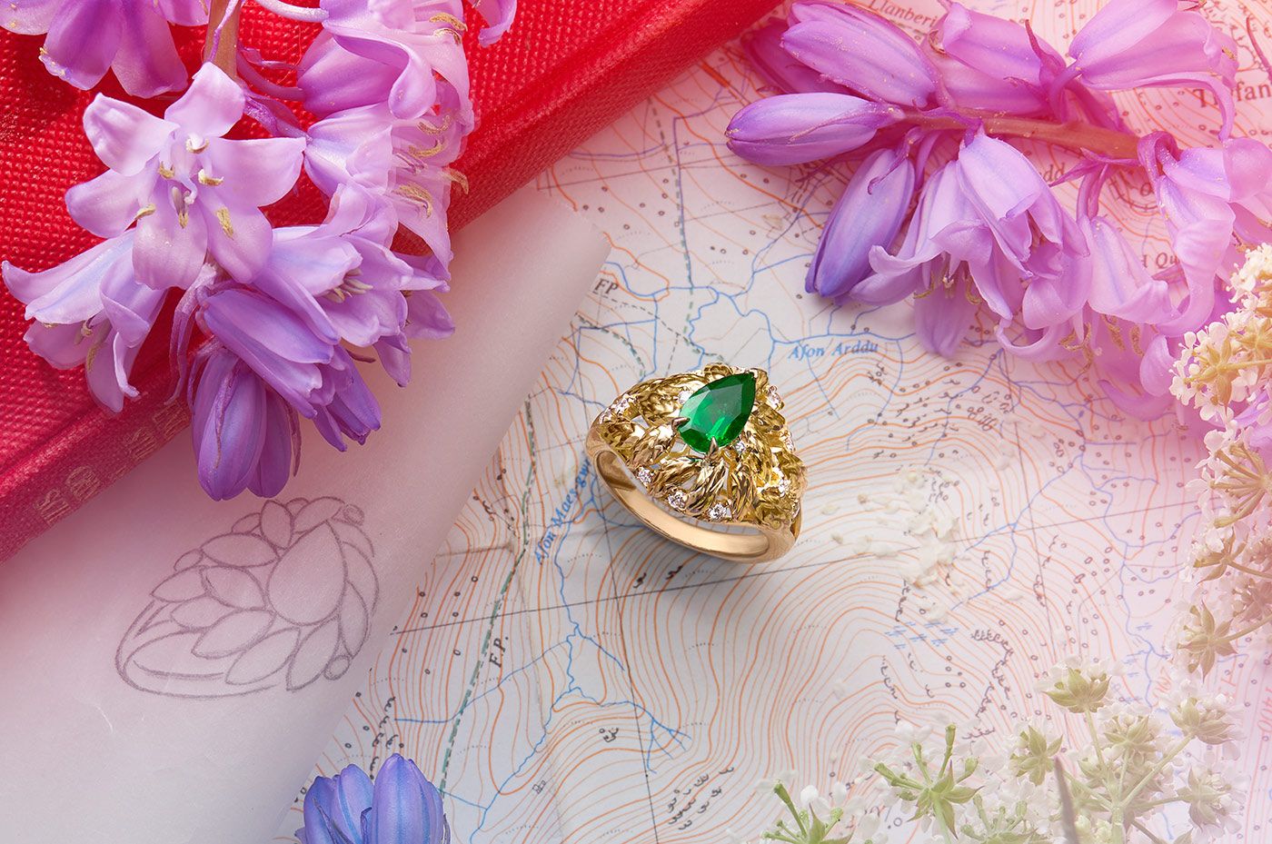  Pragnell Her Majesty's Platinum Jubilee Collection 50th Anniversary Welsh gold ring with a 1.08 carat pear-shaped Colombian emerald and diamonds
