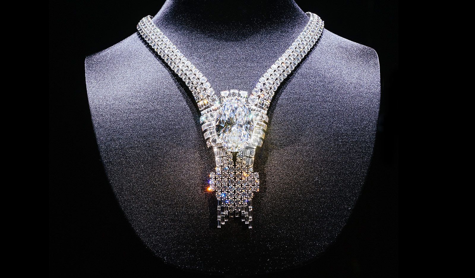 Tiffany & Co. World's Fair necklace set with an internally flawless, oval-shaped, D-colour Type IIa diamond weighing over 80 carats