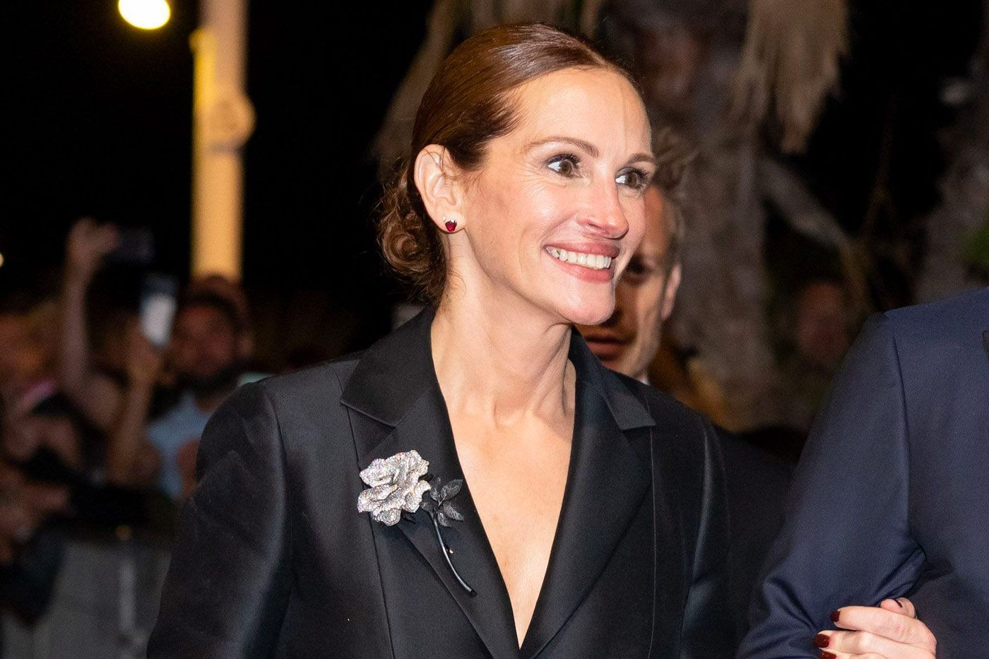 Julia Roberts wearing Red Carpet collection rose brooch