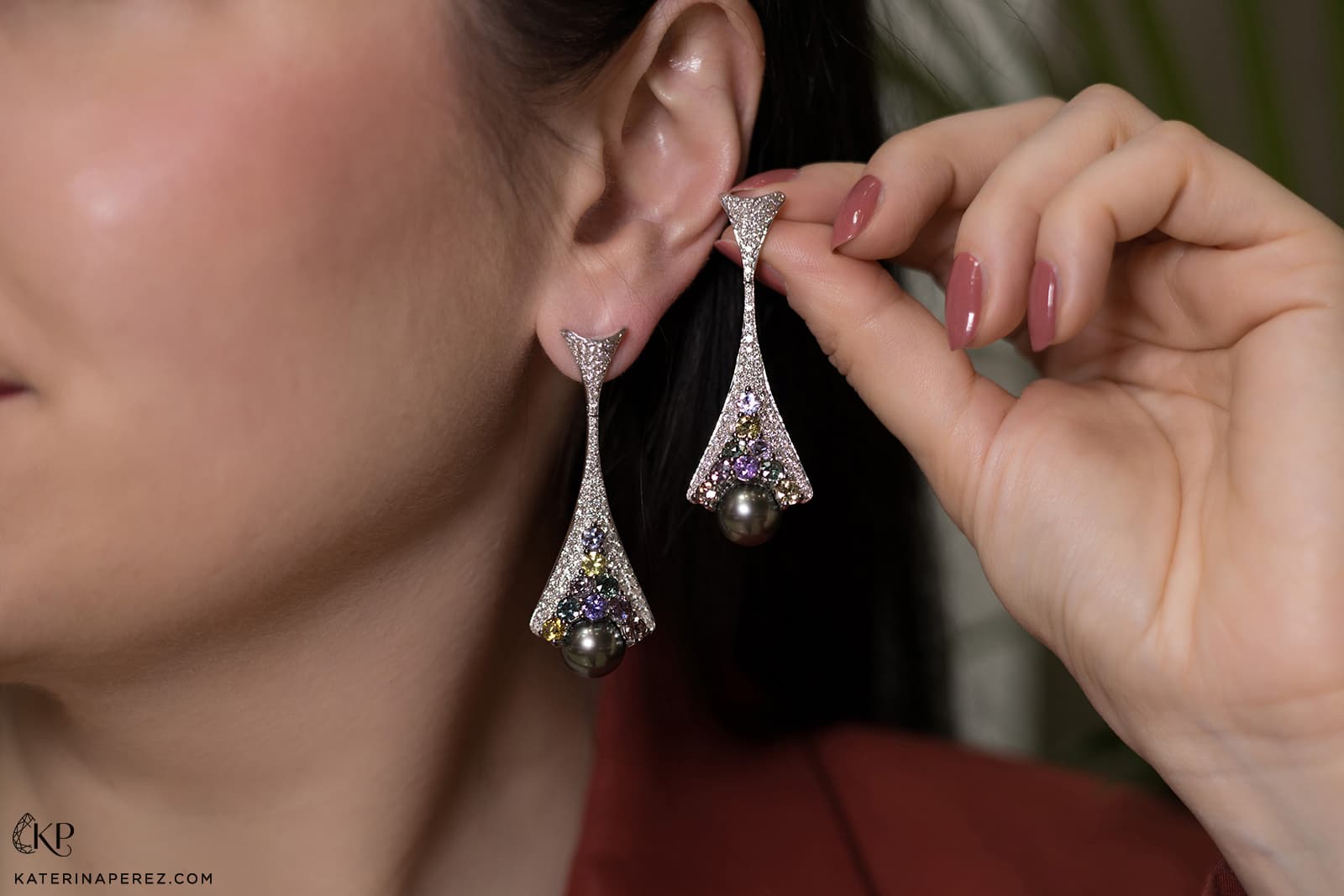  Maison Mirath Aura pearl earrings with black Tahitian pearls, 3.84 carats of diamonds and 6.04 carats of fancy-coloured sapphires 