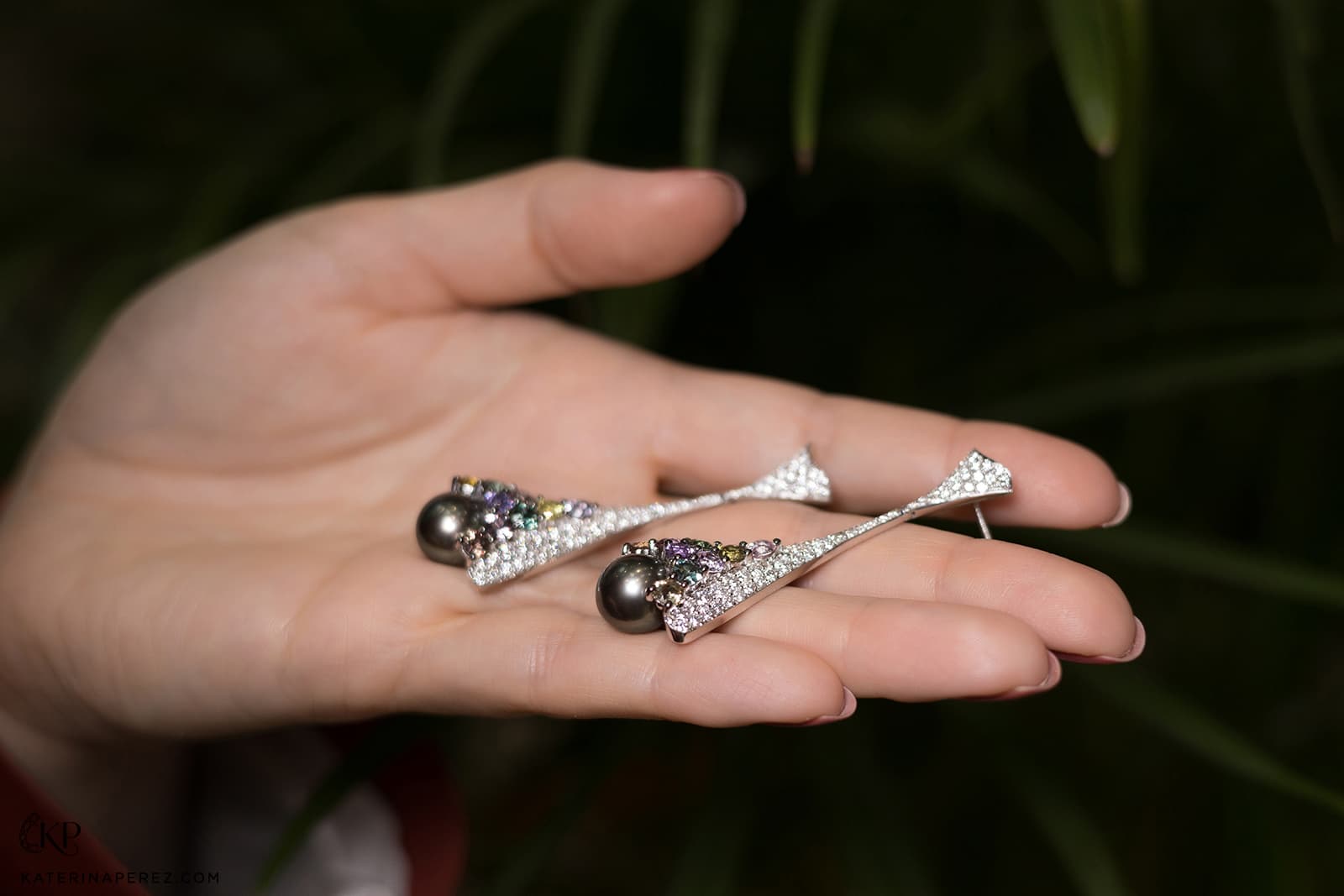  Maison Mirath Aura black Tahitian pearl earrings with diamonds and fancy-coloured sapphires 