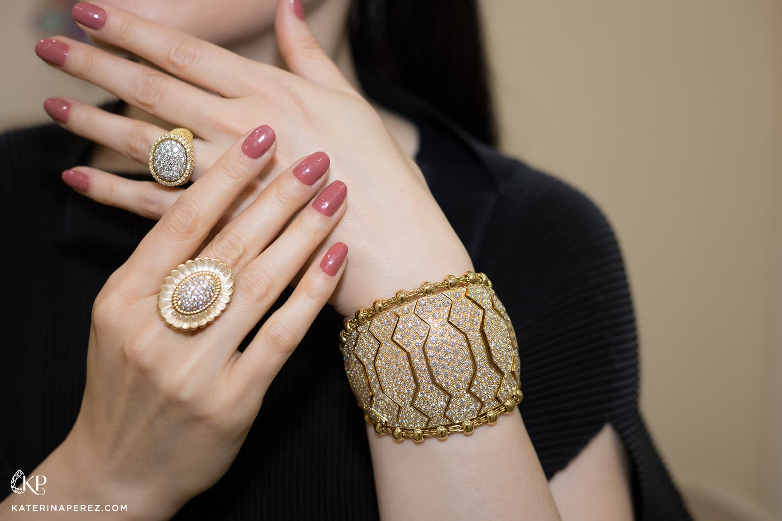 Veschetti Firenze and Magia rings and the Notti Africane bracelet, all with diamonds in yellow gold