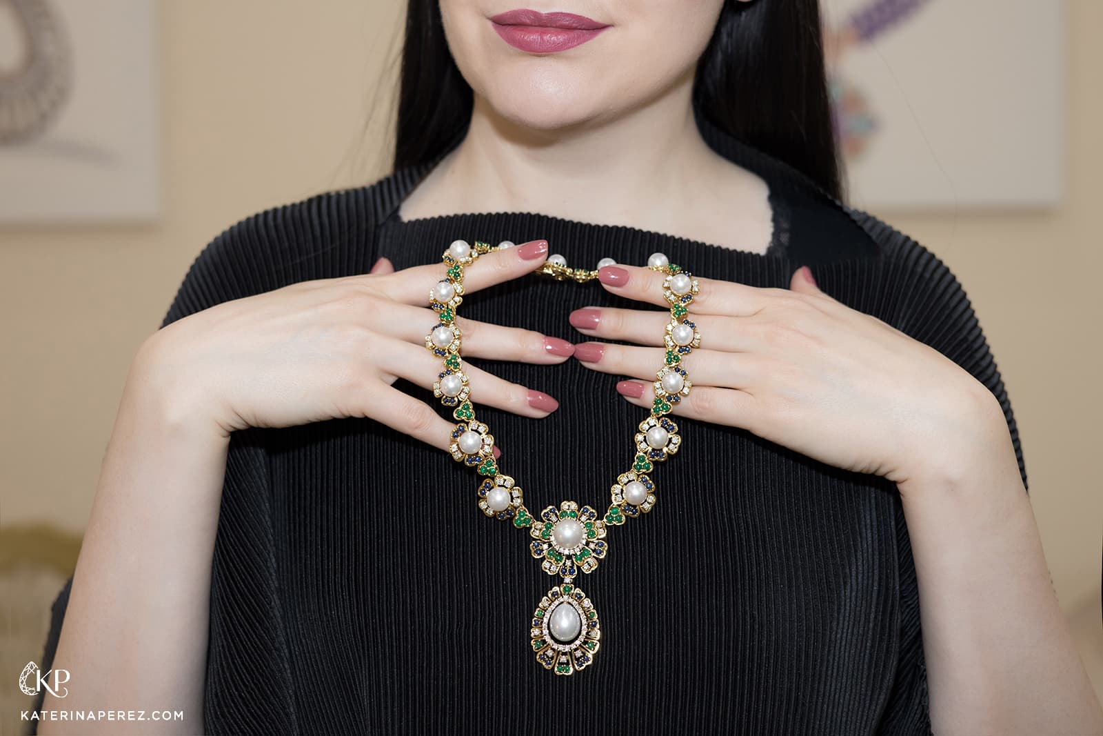 Veschetti Dea necklace with pearls, sapphires, emeralds and diamonds