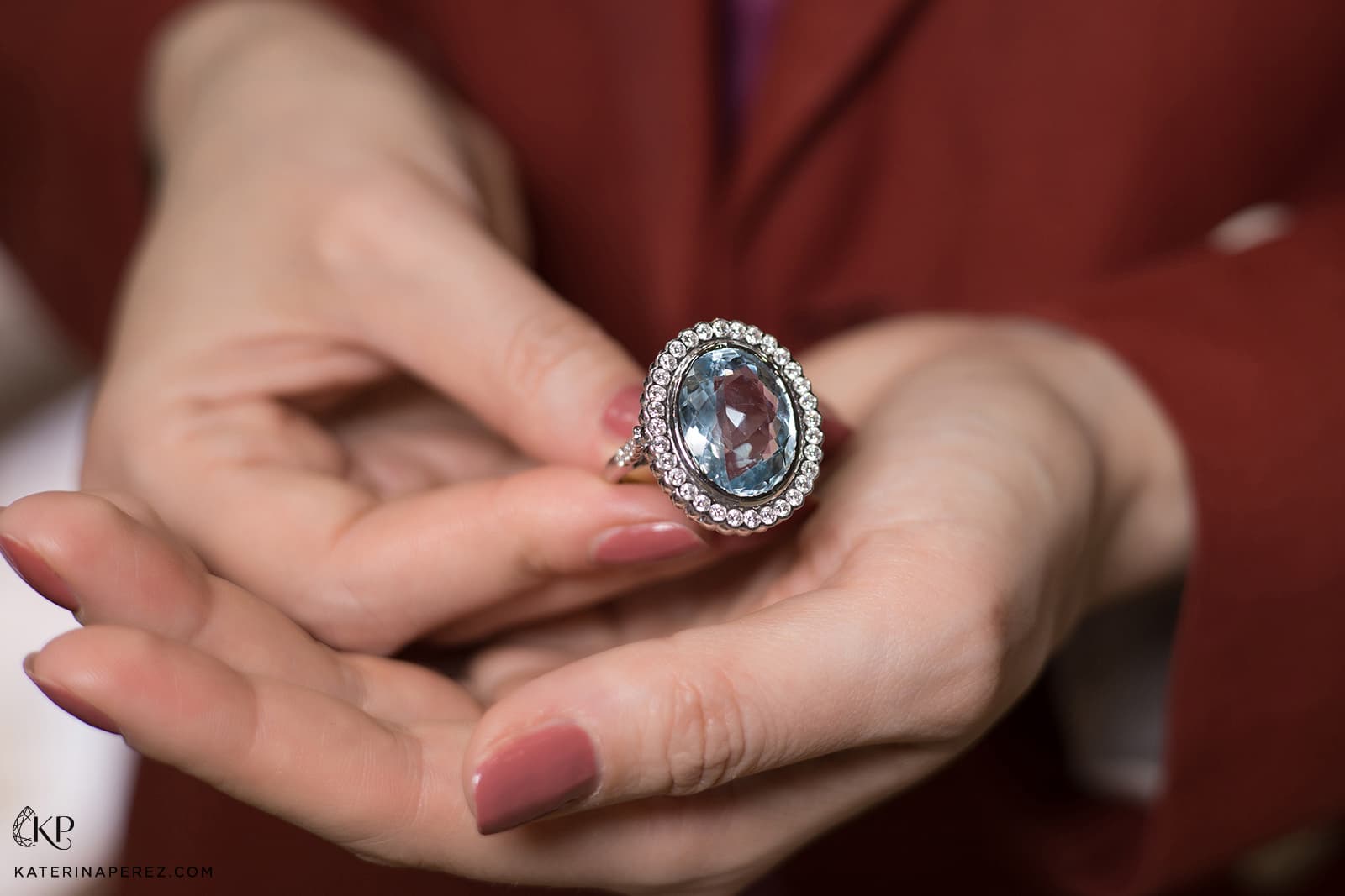 Maison Mirath Legend of Douma ring with a 22 carat oval-shaped aquamarine and 1.22 carats of diamonds in 18k white gold 