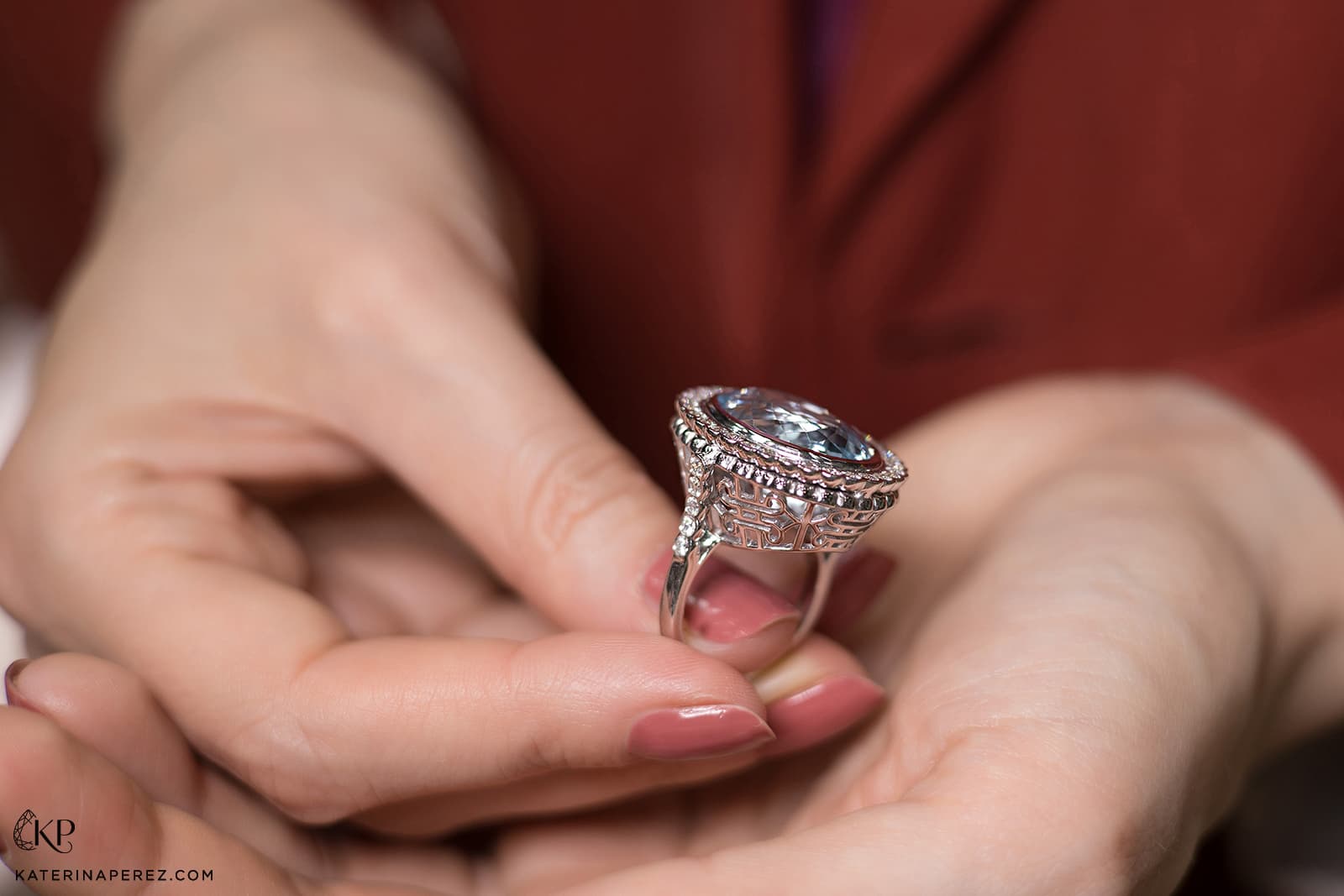  The Maison Mirath Legend of Douma ring features a detailed setting crafted in 18k white gold
