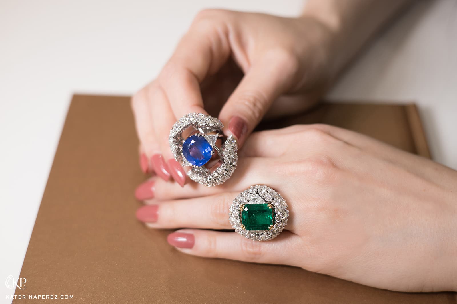  The Veschetti Guanto rings can be worn with or without a diamond-set ring jacket 