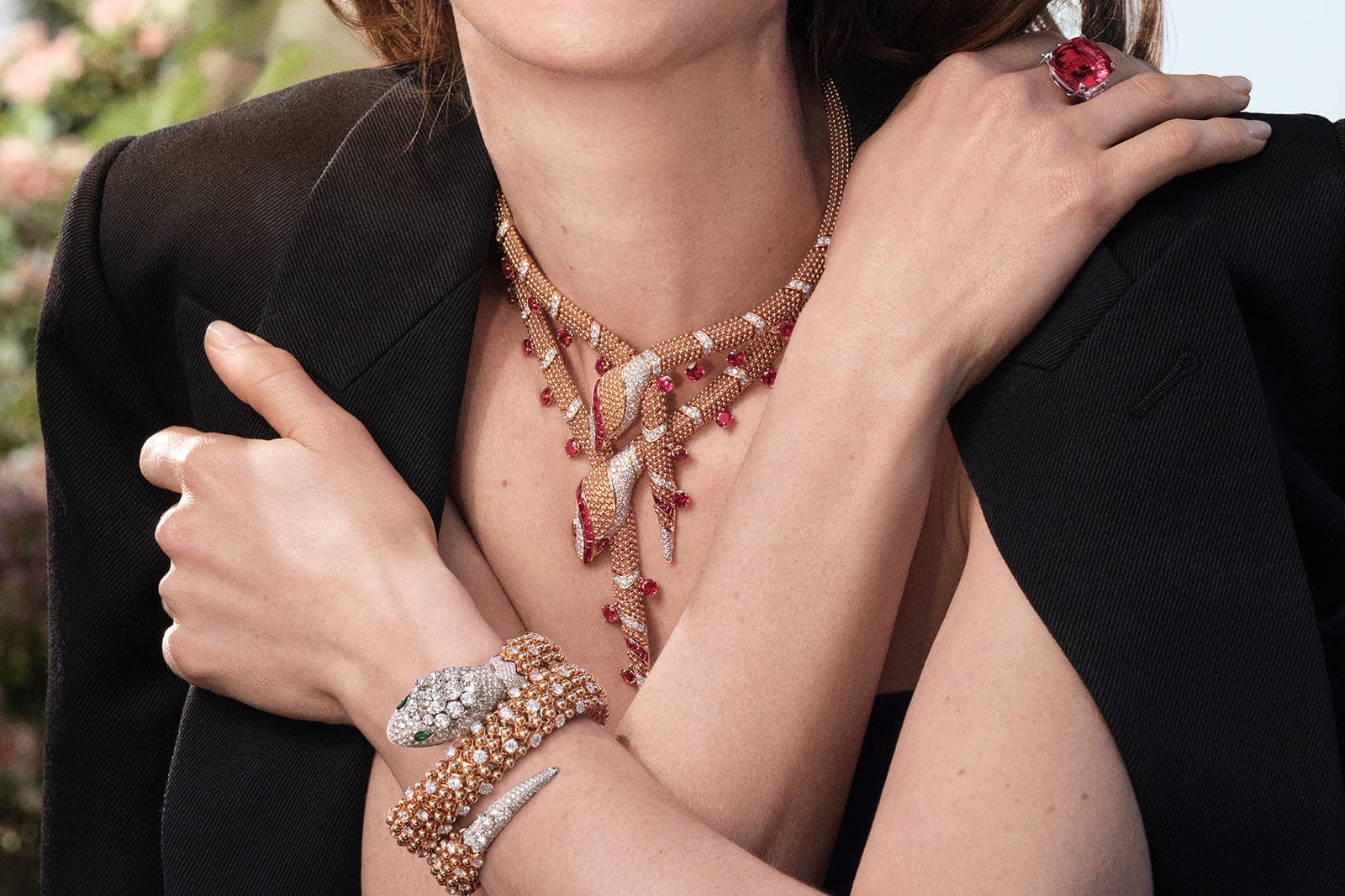  Bulgari ambassador and actress Anne Hathaway wears Serpenti pieces from the Bulgari Eden The Garden of Wonders High Jewellery collection 