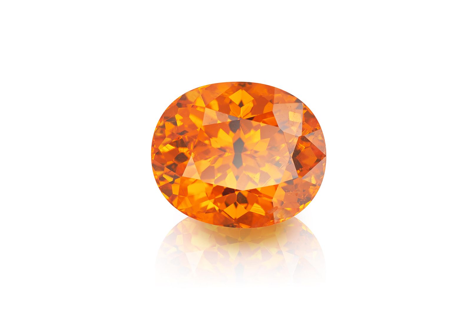  Oval-shaped Mandarin garnet from Constantin Wild 