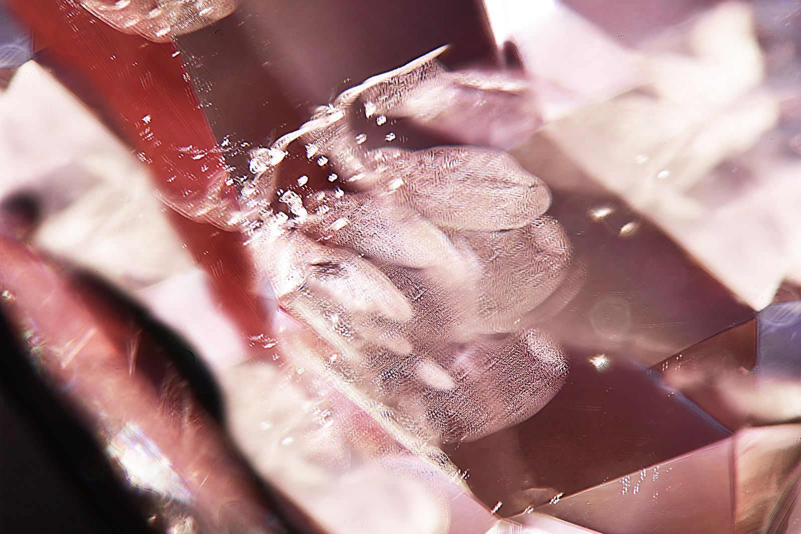  Delving into the inner world of a Padparadscha sapphire from Sri Lanka