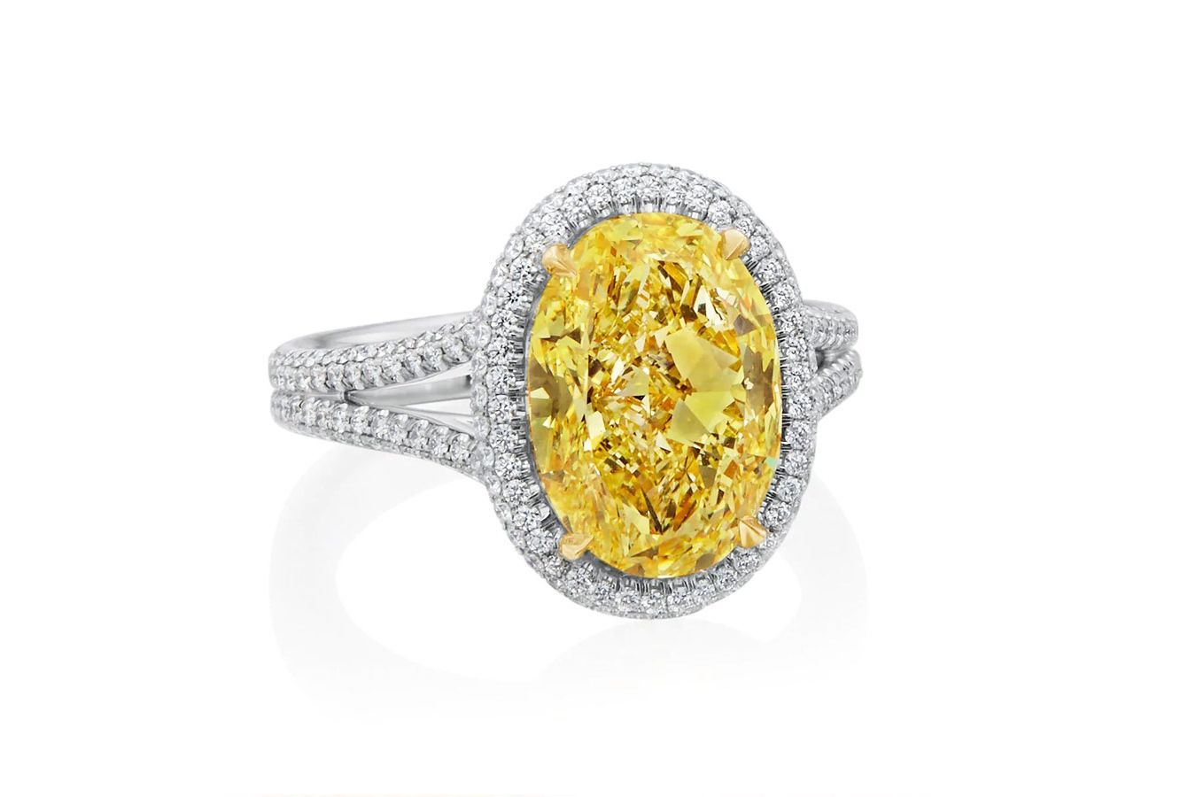  Stephen Silver ring with an oval-shaped canary yellow diamond and a colourless diamond halo