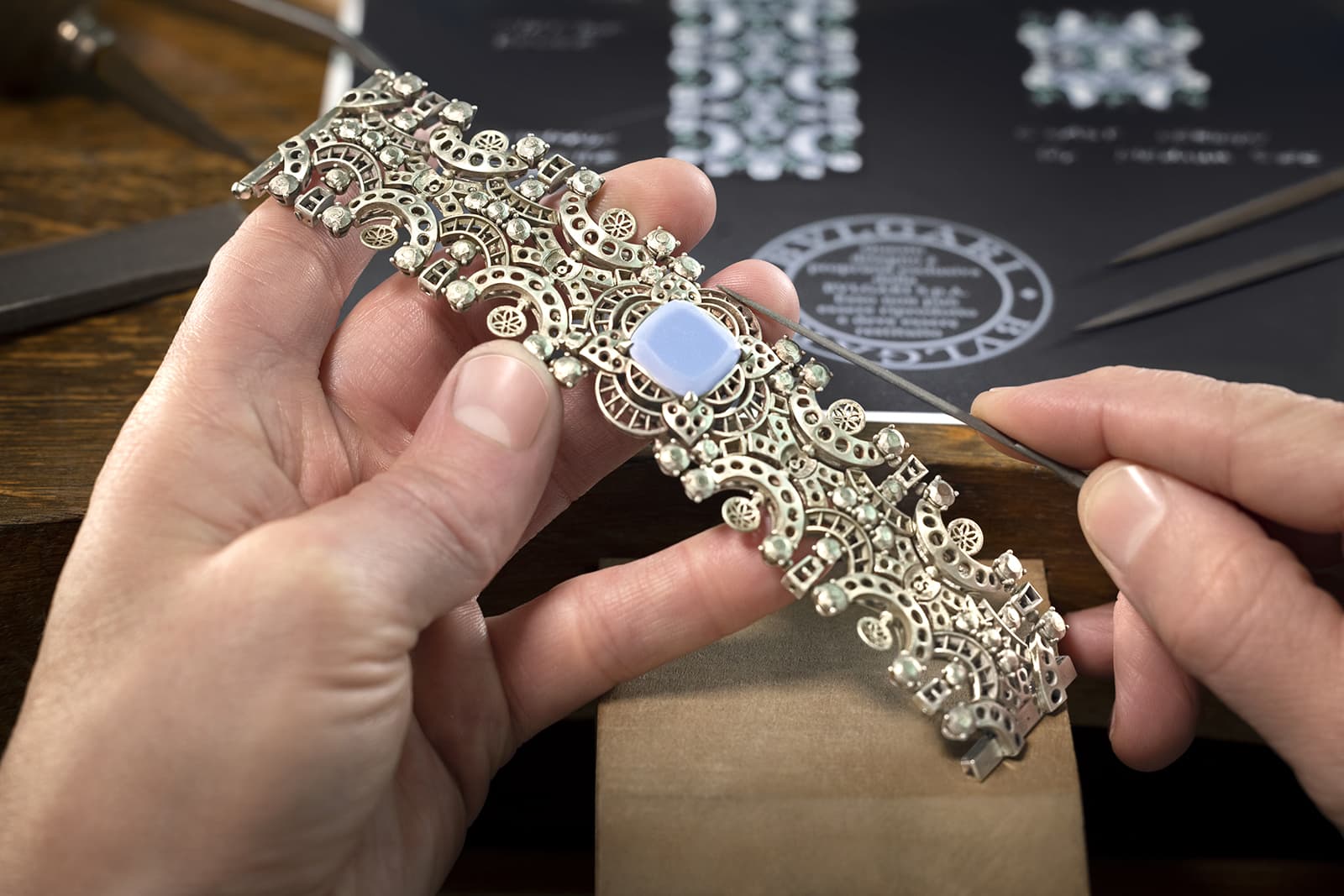  Bulgari Emerald Venus High Jewellery Watch Quartz movement is water resistant to 3 ATM