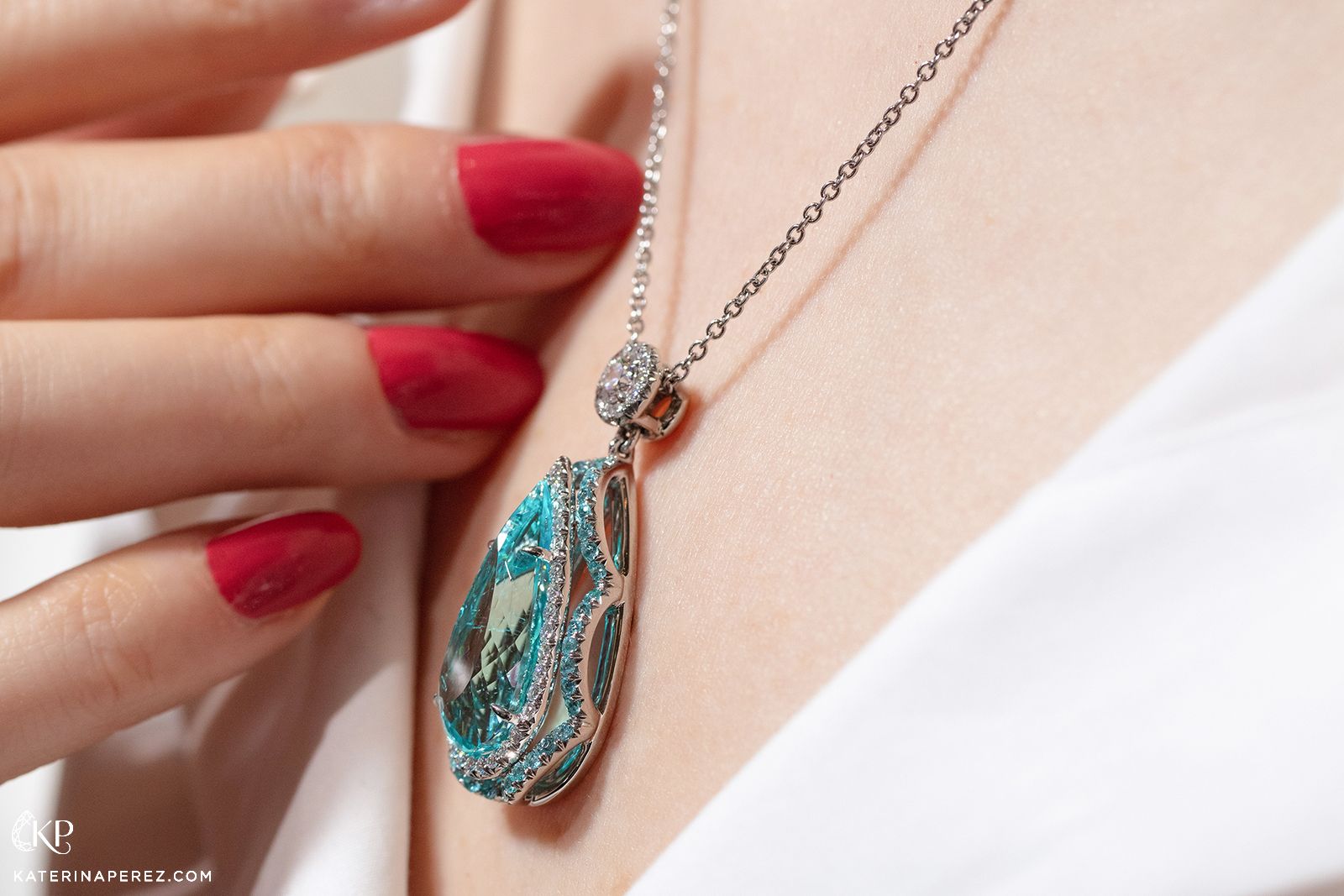  Side view of Omi Privé Paraíba-Type tourmaline, Paraíba tourmaline, diamond and platinum pendant