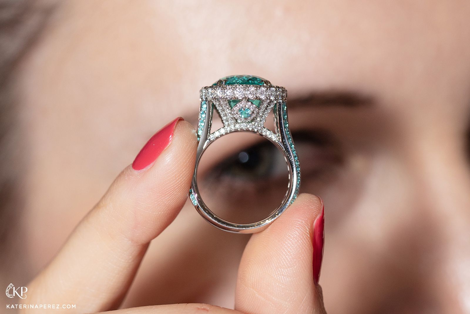  Side view of Omi Privé Paraíba-Type tourmaline, Paraíba tourmaline and diamond platinum ring.