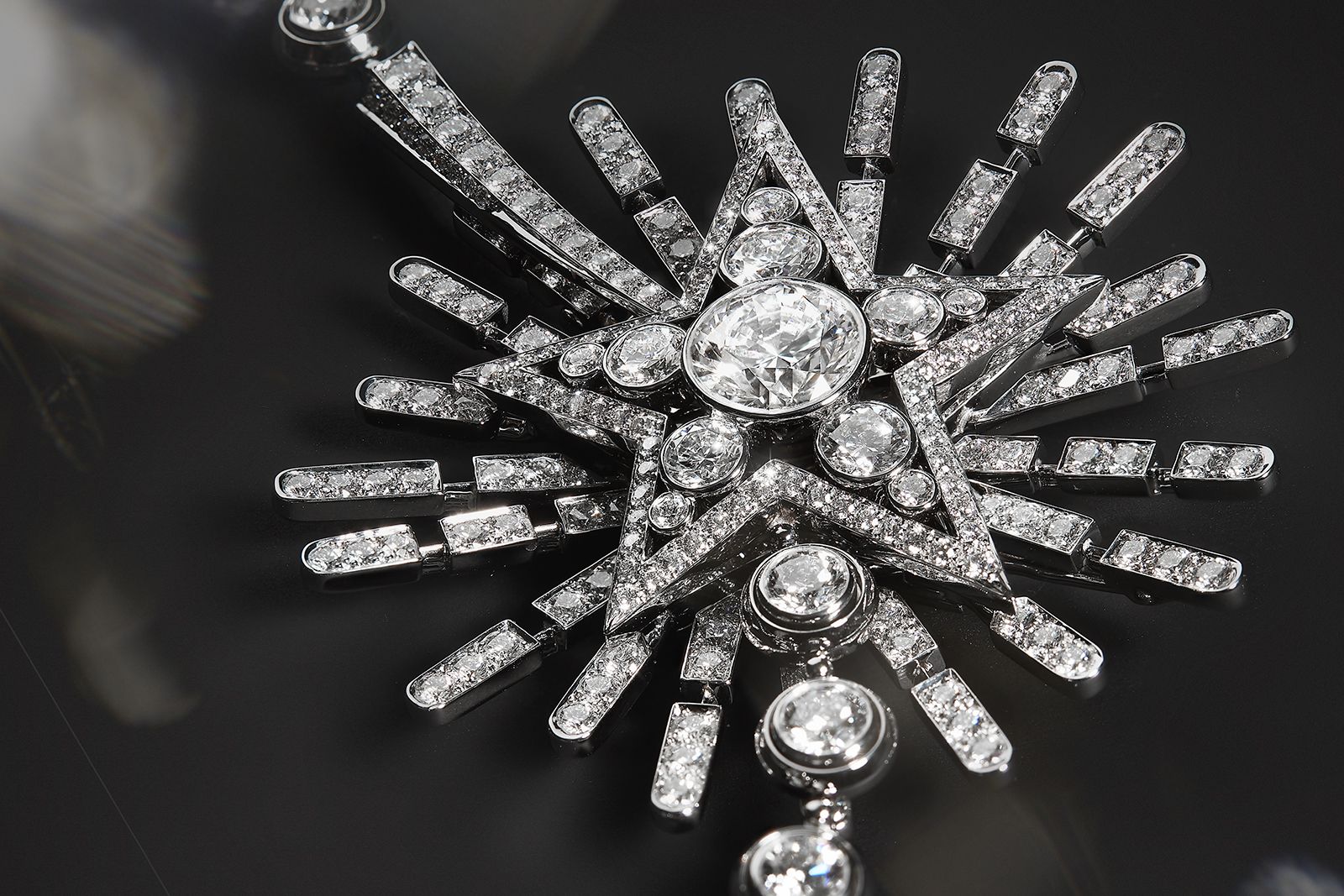  Chanel High Jewellery Allure Céleste necklace transforms into 3 broochs, a bracelet and a shorter necklace