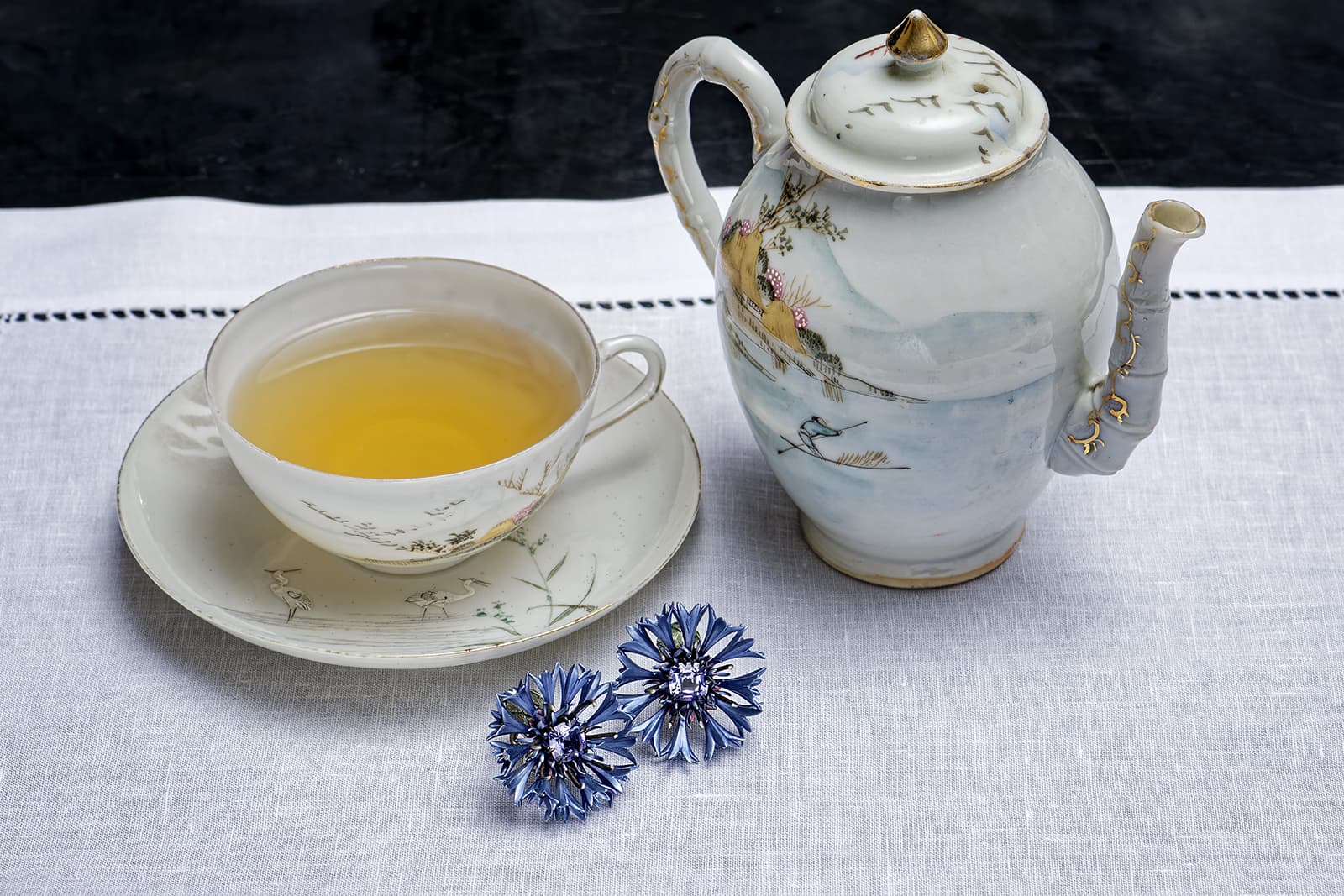 The concluding element of Infused Jewels is a bespoke tea caddy, designed with Porzellan Manufaktur Nymphenburg.