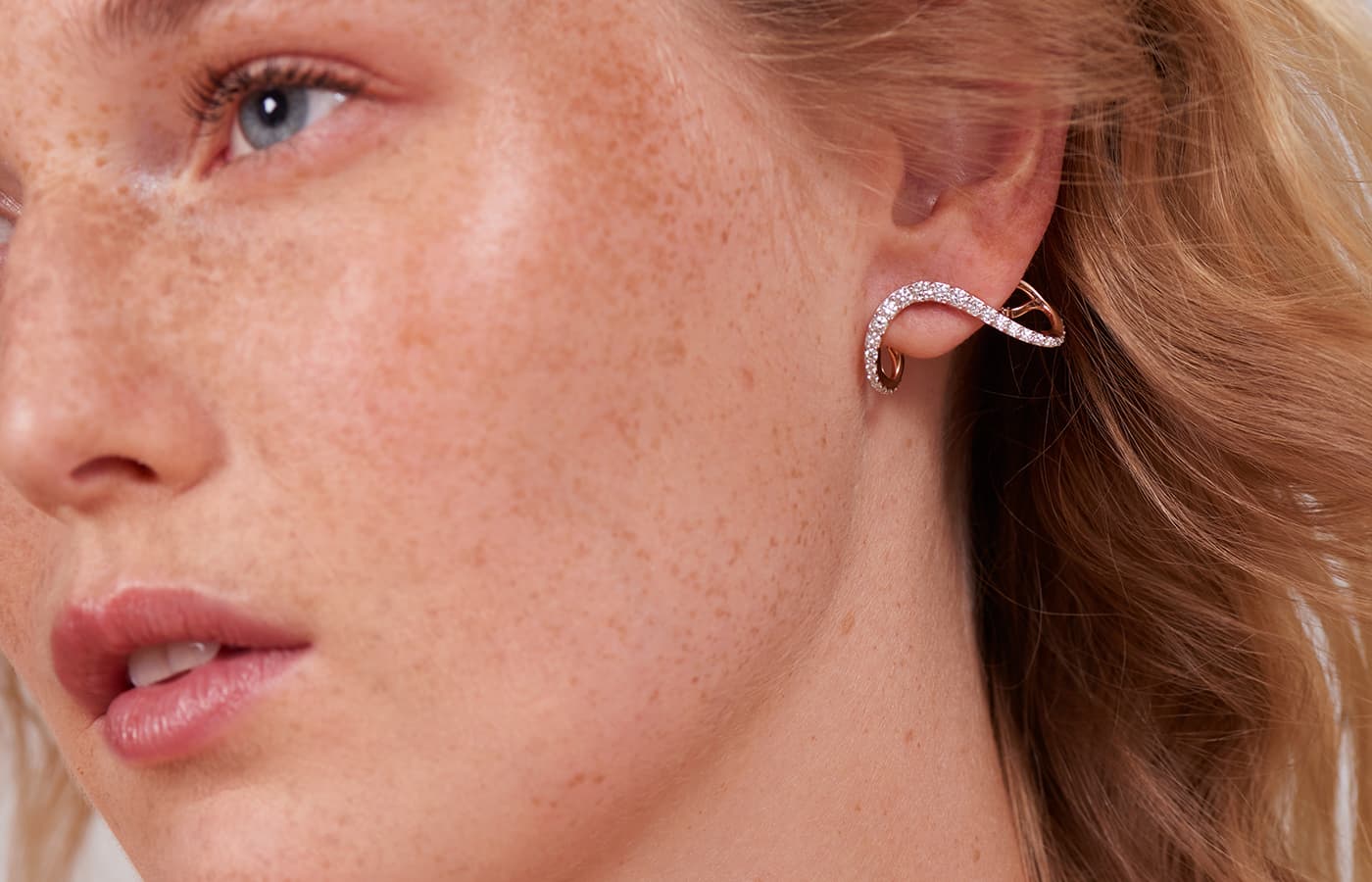 MARIE MAS Luminous Lines Aura earrings in diamond