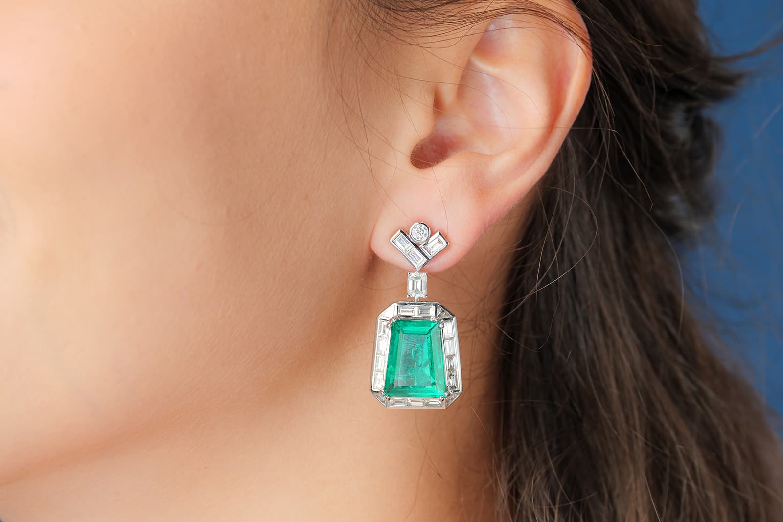  Sunita Nahata Crown earrings with 17 carats of Zambian emeralds and diamonds in 18k white gold from the Art Deco Emerald collection