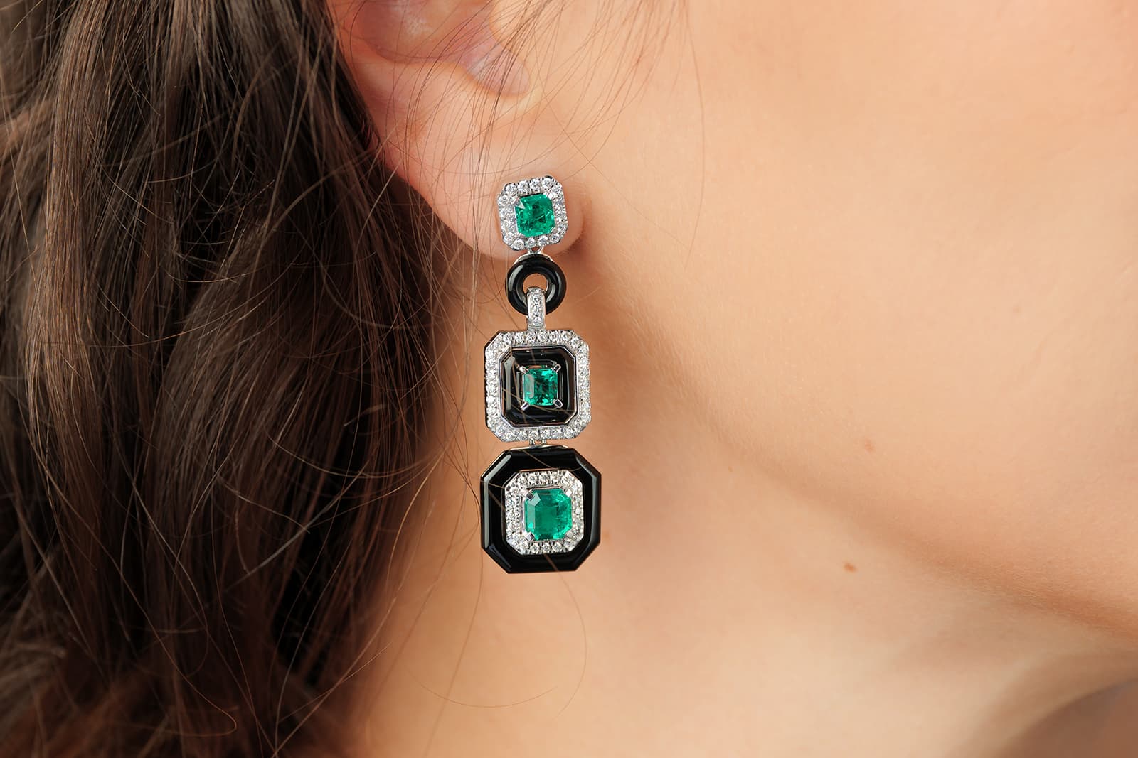  Sunita Nahata earrings with 3.4 carats of Colombian emeralds, diamonds, and black onyx in 18k white and yellow gold from the Art Deco Emerald & Black Onyx collection 