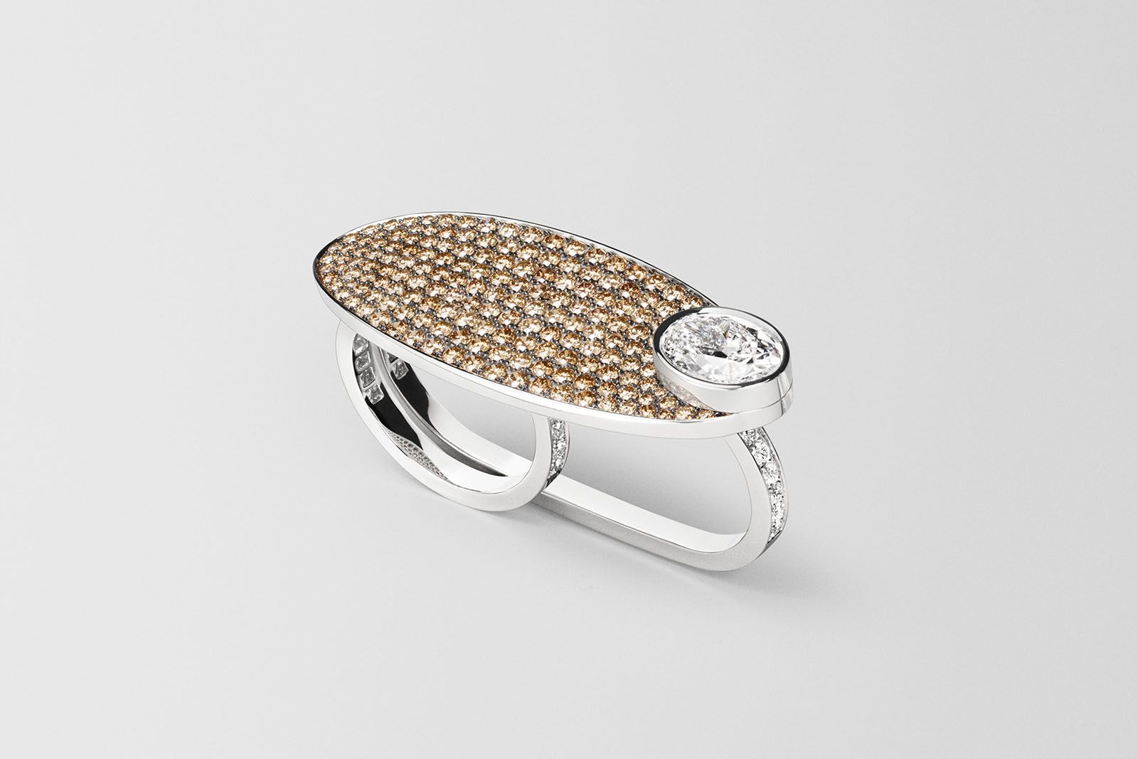  Hermès Miroir d’ombre double finger ring with diamonds in white gold from the Les Jeux de l'ombre High Jewellery collection