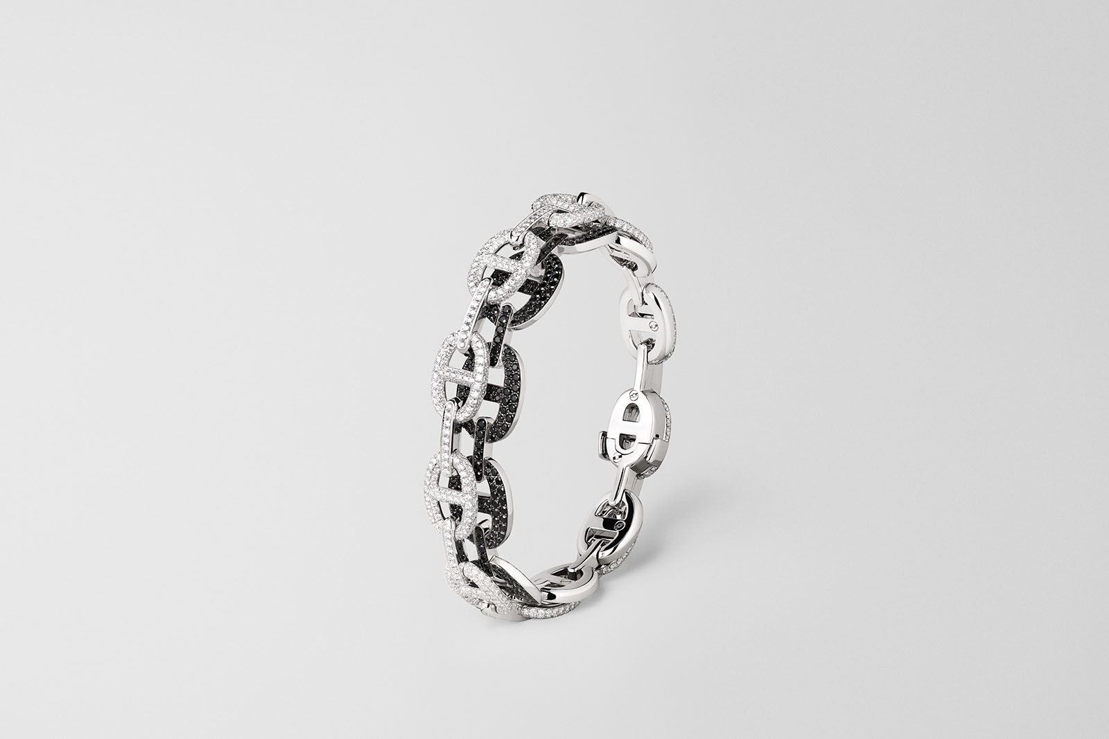  Hermès Chaînes d’ombre bracelet in white gold with pavé-set diamonds and a shadow of black spinels from the Les Jeux de l'ombre High Jewellery collection