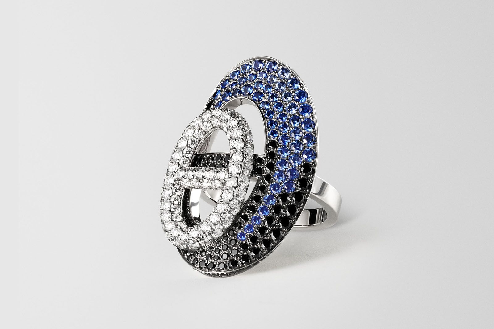  Hermès Chaînes d’ombre ring in white gold with pavé-set diamonds and a shadow of black spinels and blue sapphires from the Les Jeux de l'ombre High Jewellery collection