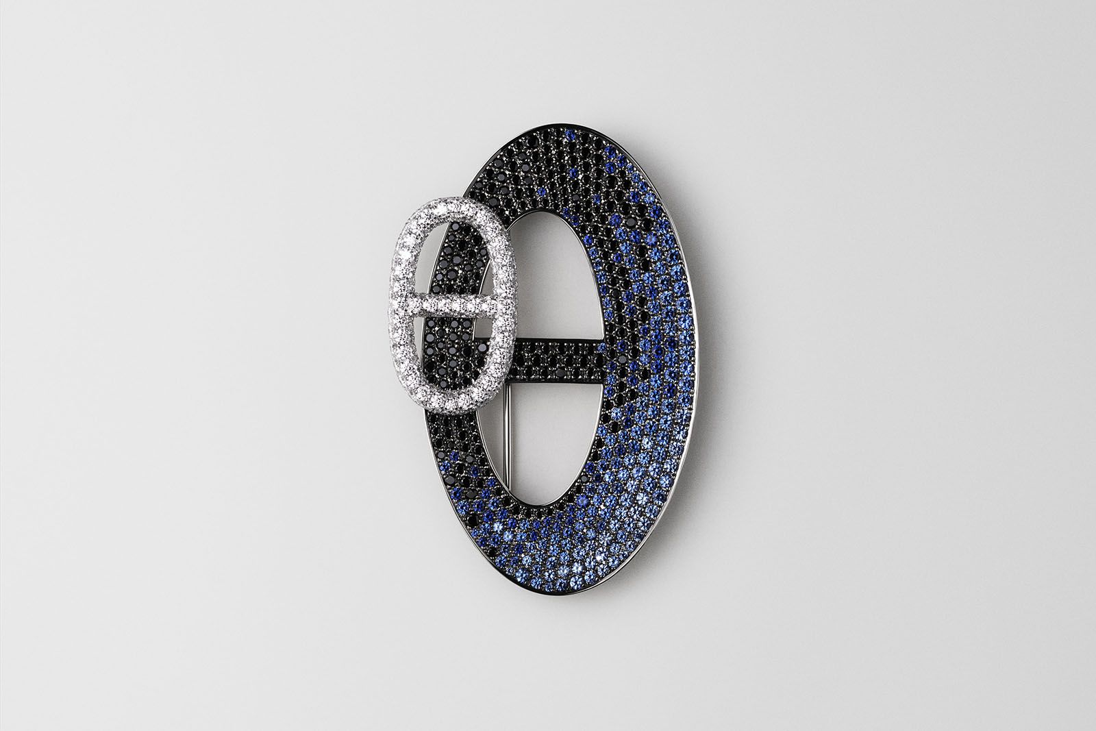  Hermès Chaînes d’ombre brooch in white gold with pavé-set diamonds and a shadow of black spinels and blue sapphires from the Les Jeux de l'ombre High Jewellery collection