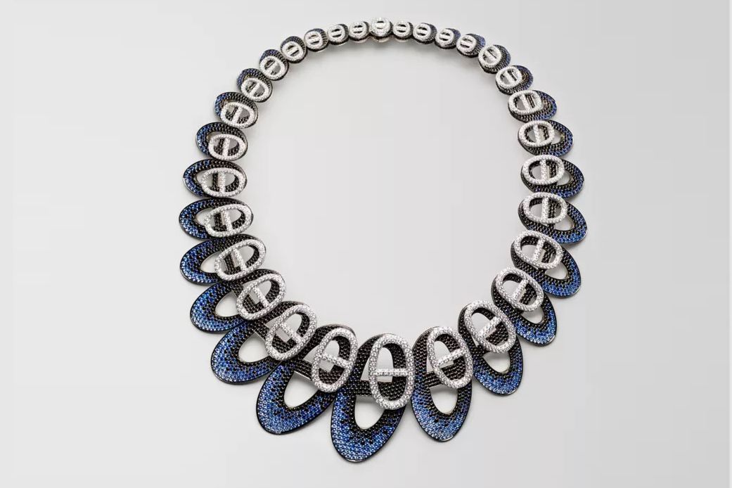  Hermès Chaînes d’ombre necklace in white gold with pavé-set diamonds and a shadow of black spinels and blue sapphires from the Les Jeux de l'ombre High Jewellery collection
