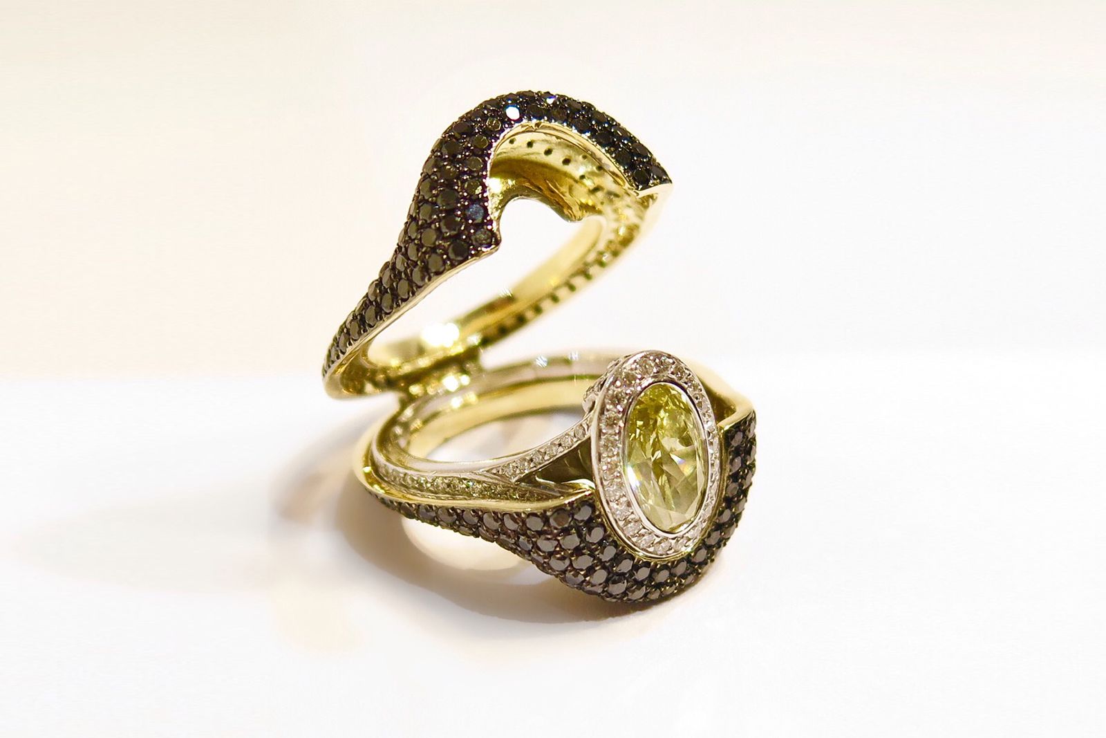 Alia Mouzanaar The Cache ring jacket in diamond and yellow gold