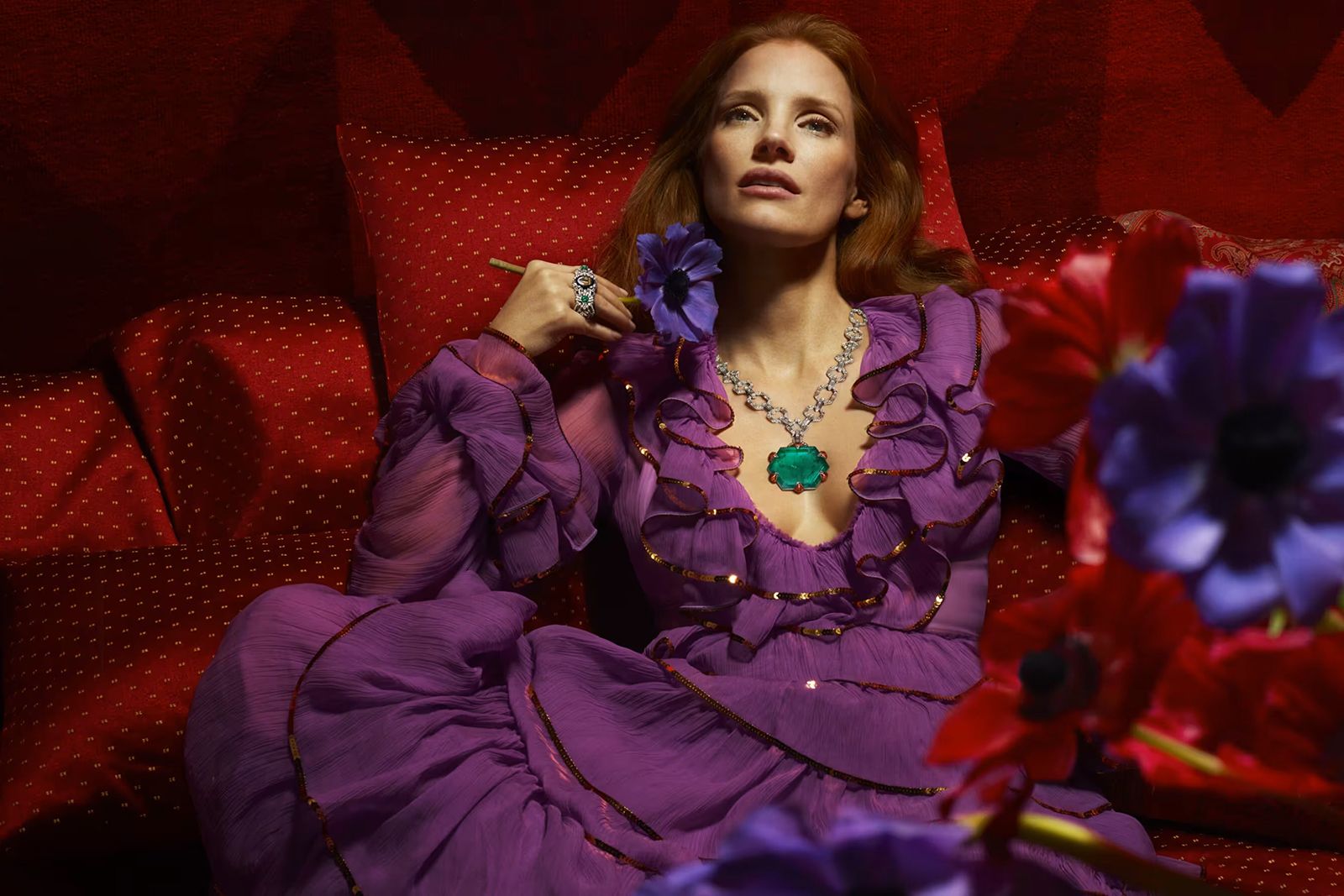 Gucci necklace worn by actress Jessica Chastain with a 172.41 carat hexagon-shaped emerald from the Hortus Deliciarum High Jewellery collection