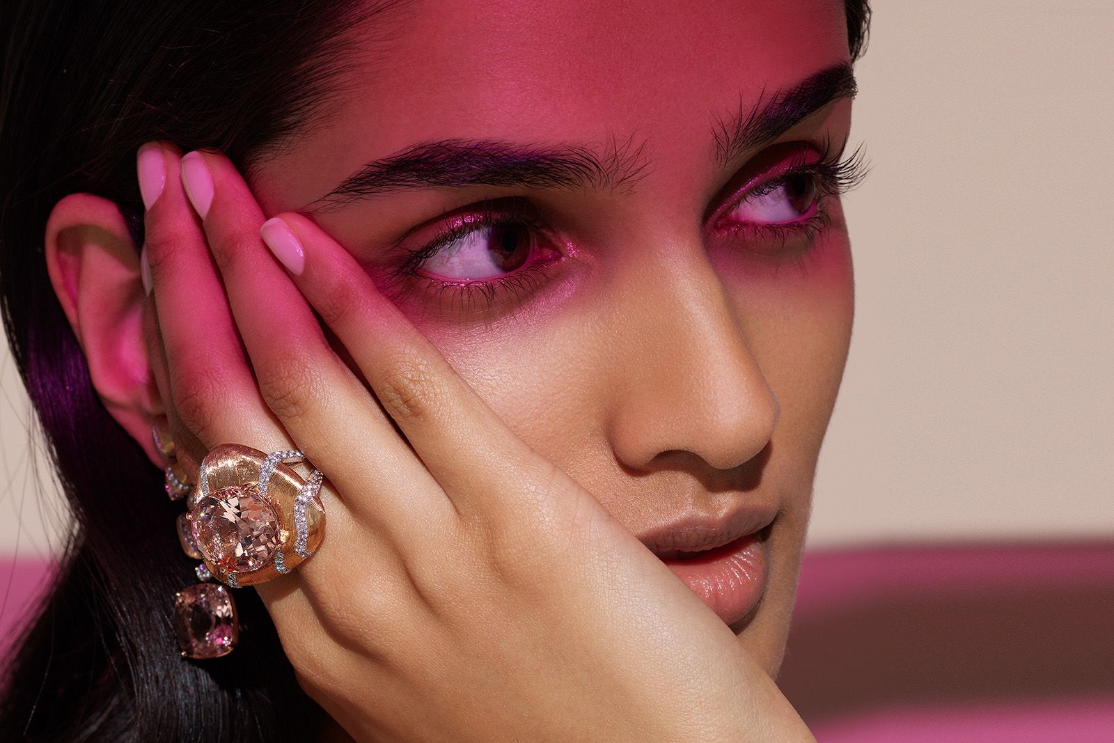  A model wears the Chaumet Galets d’Or ring with an oval-shaped morganite of 22.39 carats from the Ondes Et Merveilles de Chaumet High Jewellery collection 