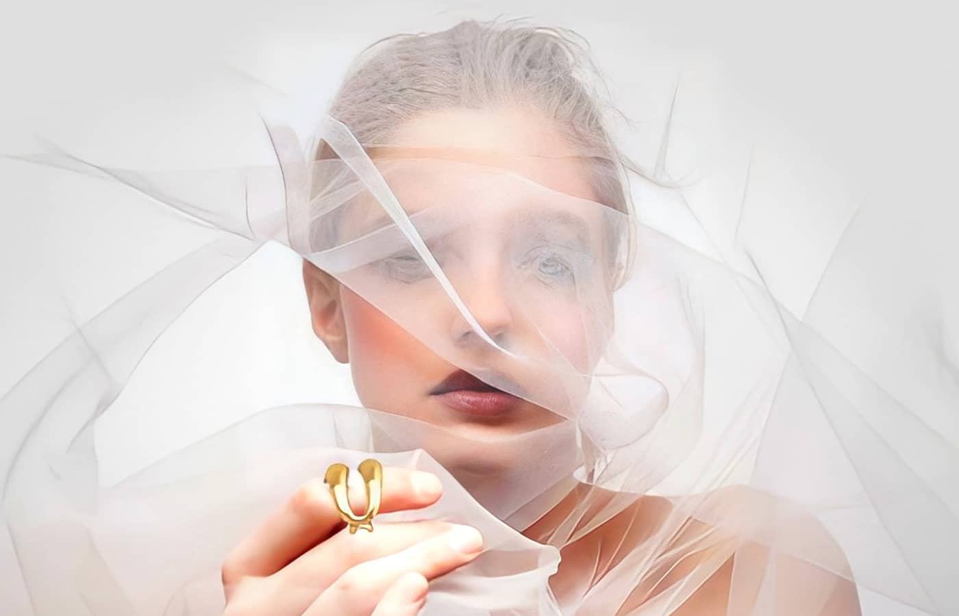 Still visual of NFT art designed by Olga Bukuyazova for Metagolden, 2021 featuring Metagolden Aeturnum Moon ring