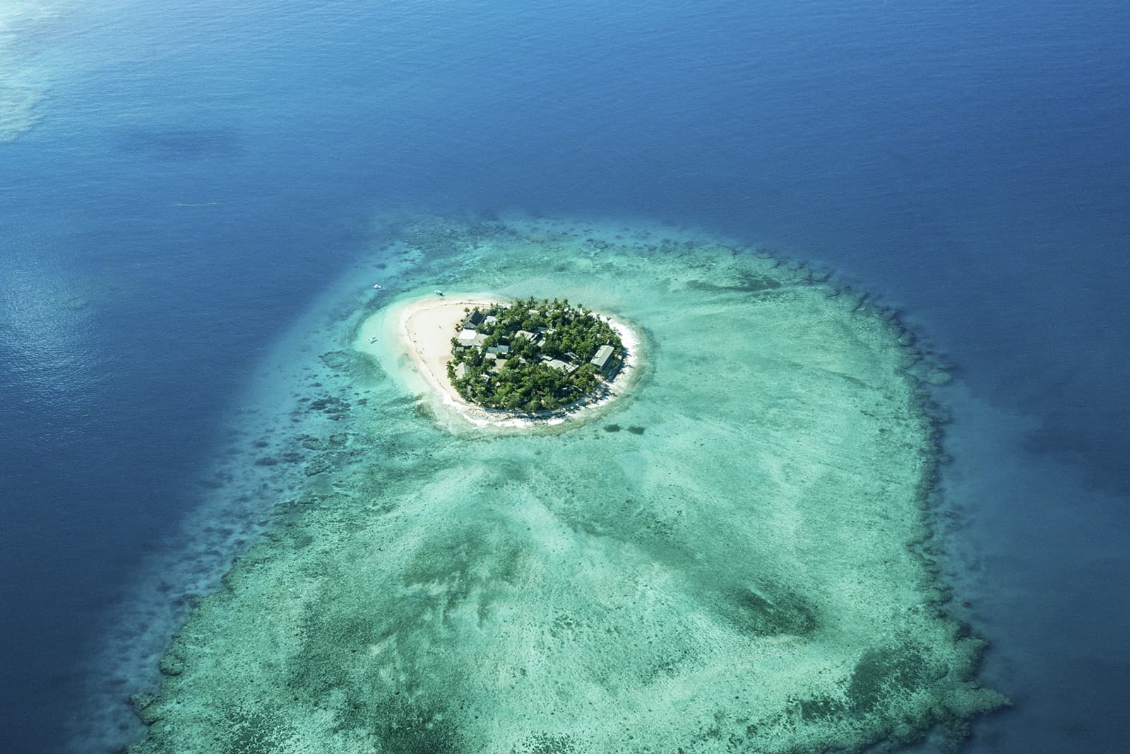  Inspirational image of the island of Fiji