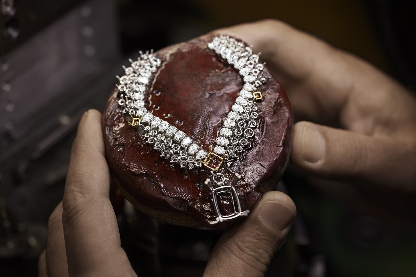  Making of Harry Winston purple and pink sapphire, orange spessartites, diamond and white gold Grand Canyon necklace from the Majestic Escapes High Jewellery collection