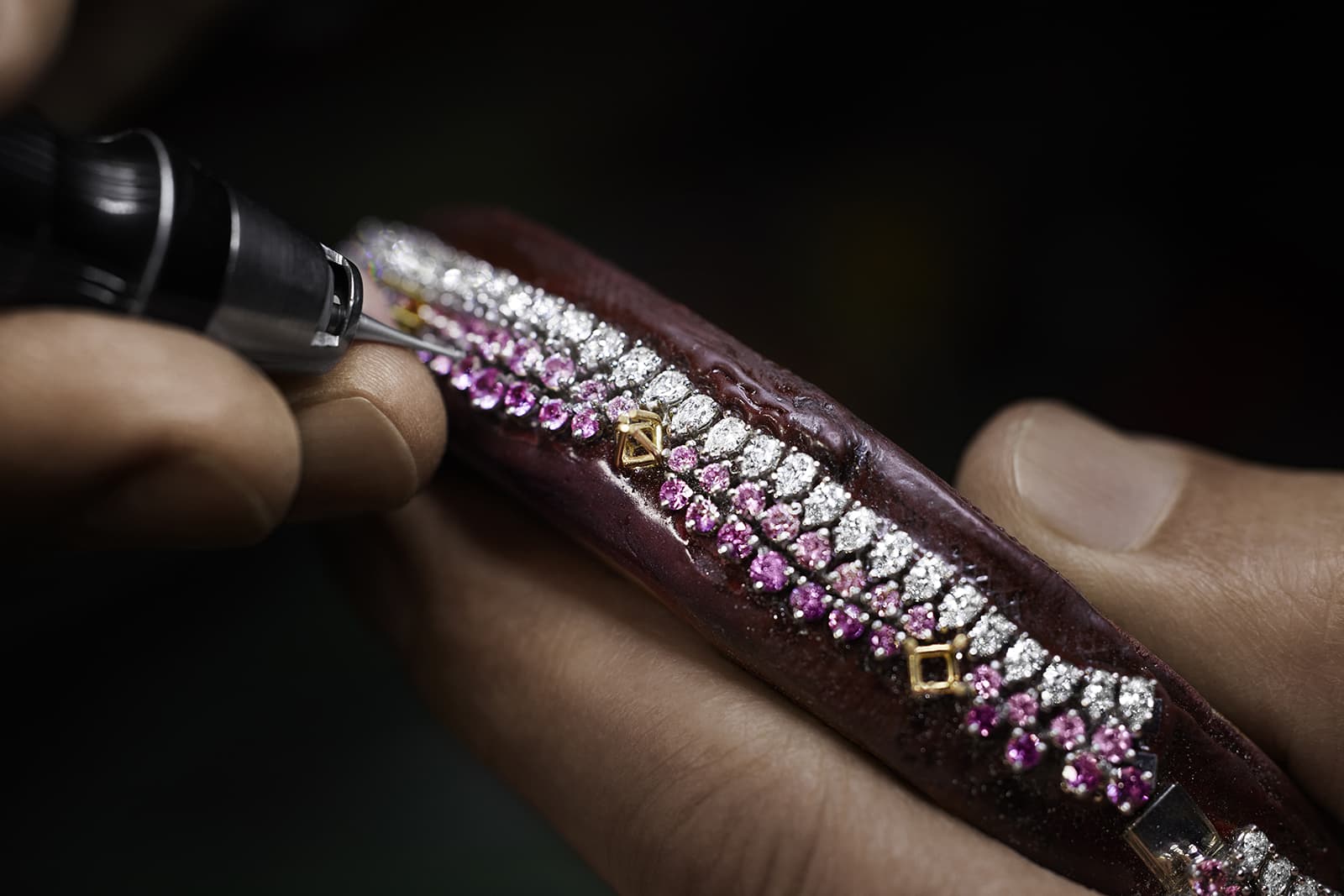  Making of Harry Winston purple and pink sapphire, orange spessartites, diamond and white gold Grand Canyon necklace from the Majestic Escapes High Jewellery collection