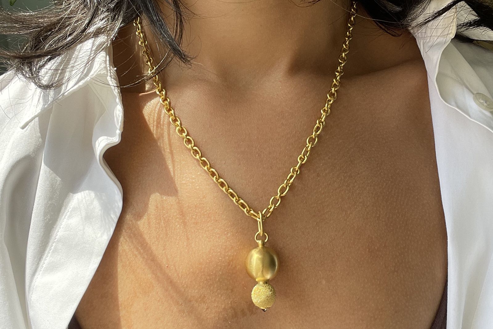  Model wearing Loren Nicole Loren Nicole Porphyry 22k gold pendant necklace from the Vessels Made Wearable collection