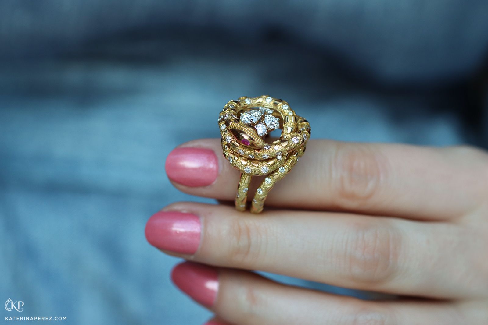  TOKTAM Taipan ring with 2.29 carats of round brilliant-cut diamonds from the Ophidian collection 