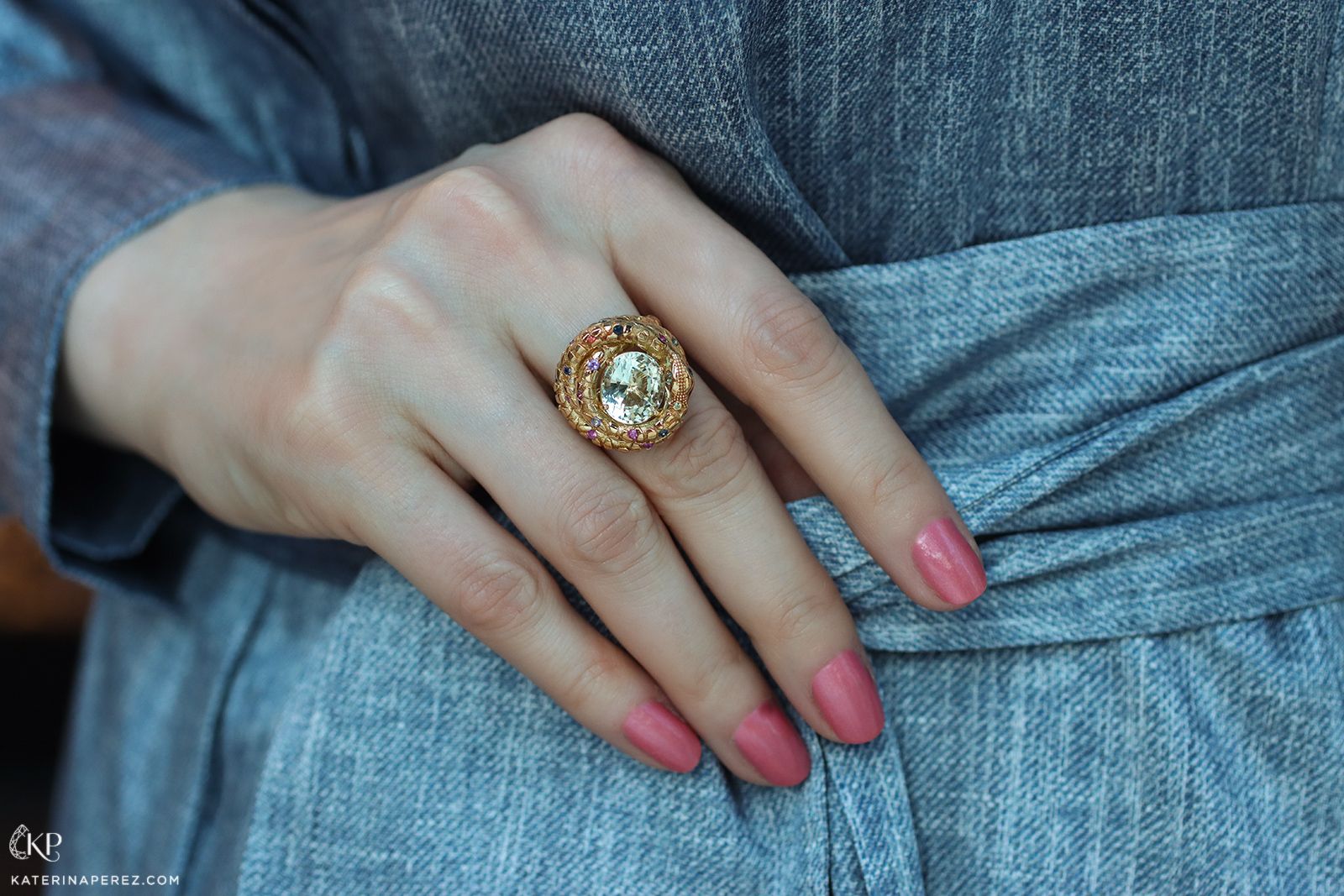  TOKTAM Taipan ring with an oval aquamarine and multi-colored sapphires from the Ophidian collection 