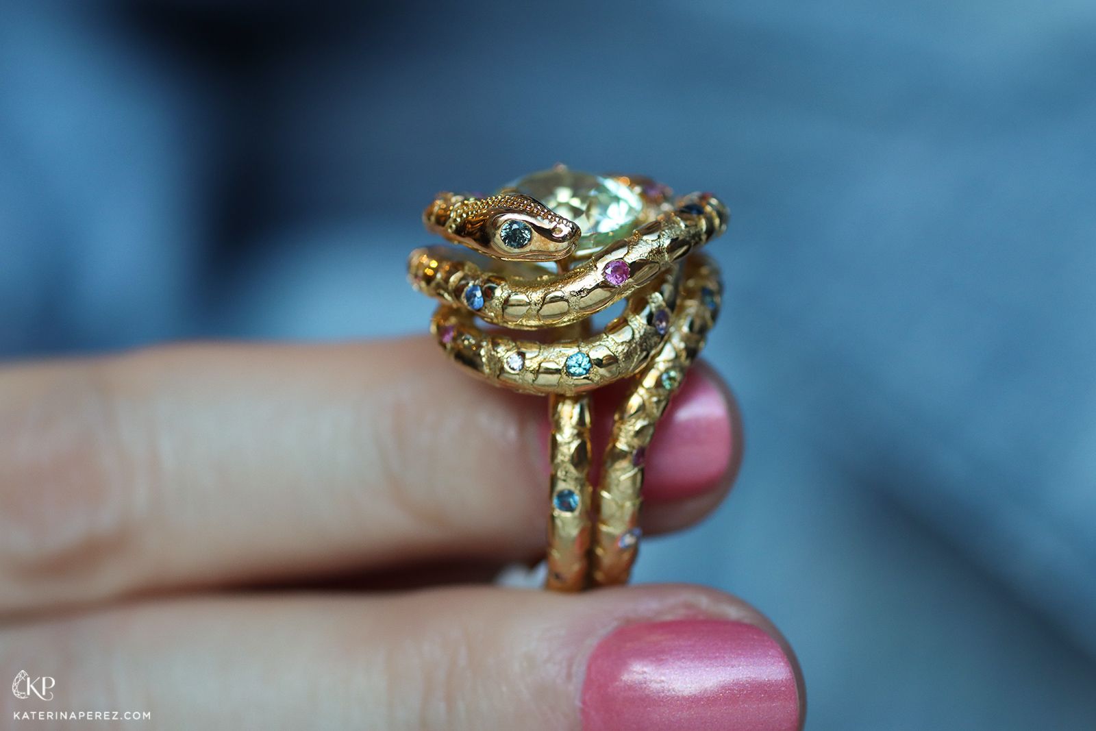  TOKTAM Taipan ring with 4.93 carats of oval aquamarine and multi-colored sapphires from the Ophidian collection 