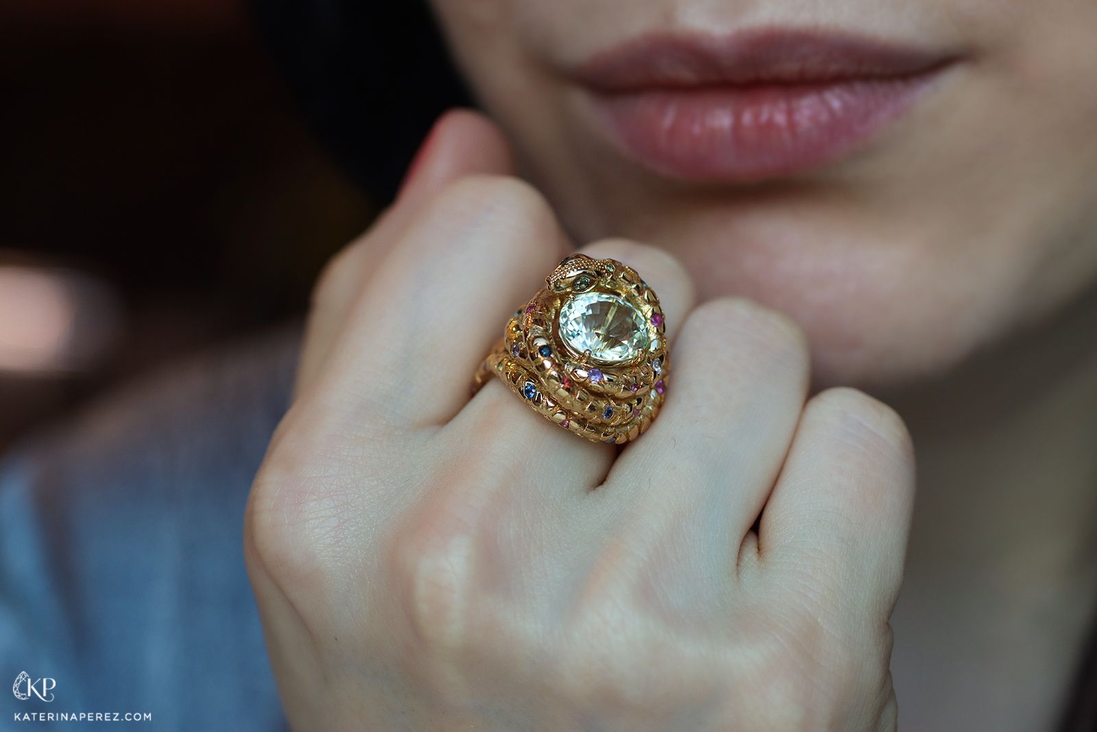 TOKTAM Taipan ring with an oval aquamarine and multi-colored sapphires from the Ophidian collection 