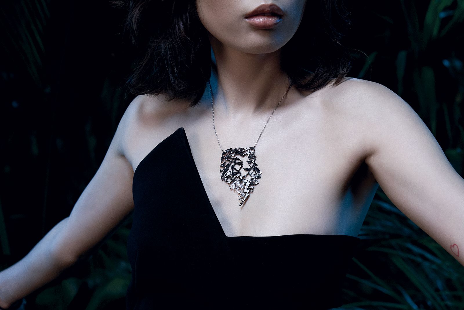  Akillis Lion necklace with black and colourless diamonds from the Animal Tattoo collection
