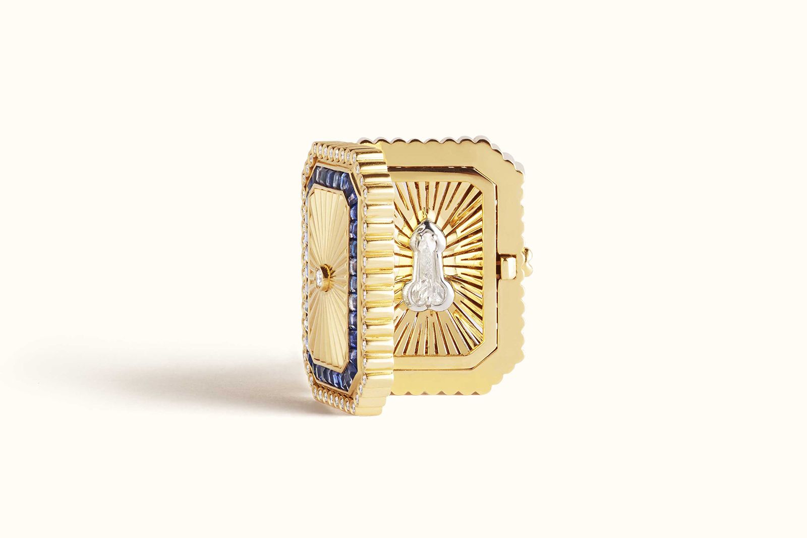  Marie Lichtenberg Dick in a box ring in gold, sapphires and diamonds