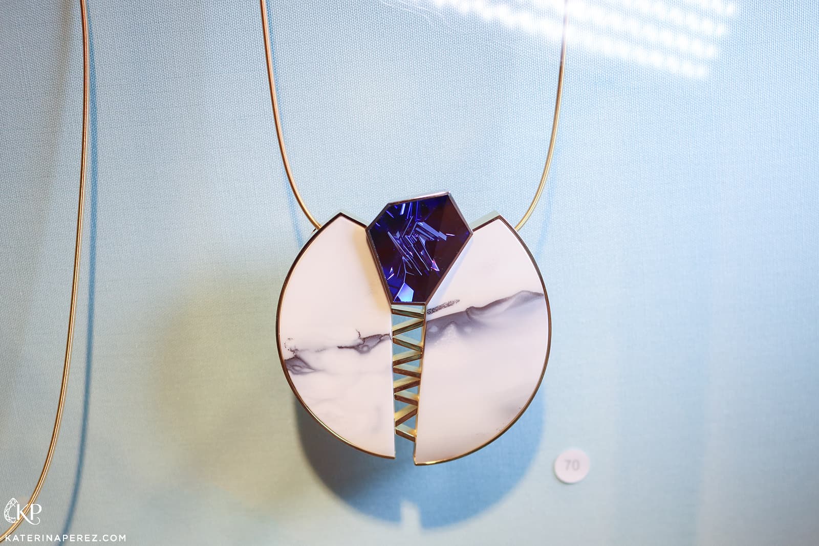 Atelier Munsteiner necklace with agate and a 32.79-carat tanzanite in yellow gold and platinum