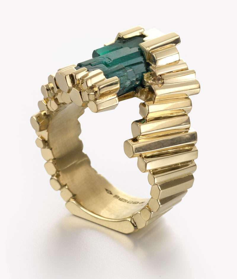An 18K gold ring with an emerald crystal, Les Exceptionnelles collection